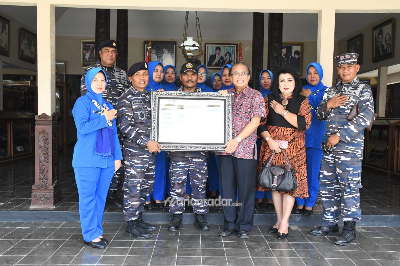 Foto : Danlanal Cilacap Serahkan Artefak Amunisi Eks Kapal USS Langley ke Museum Soesilo Soedarman