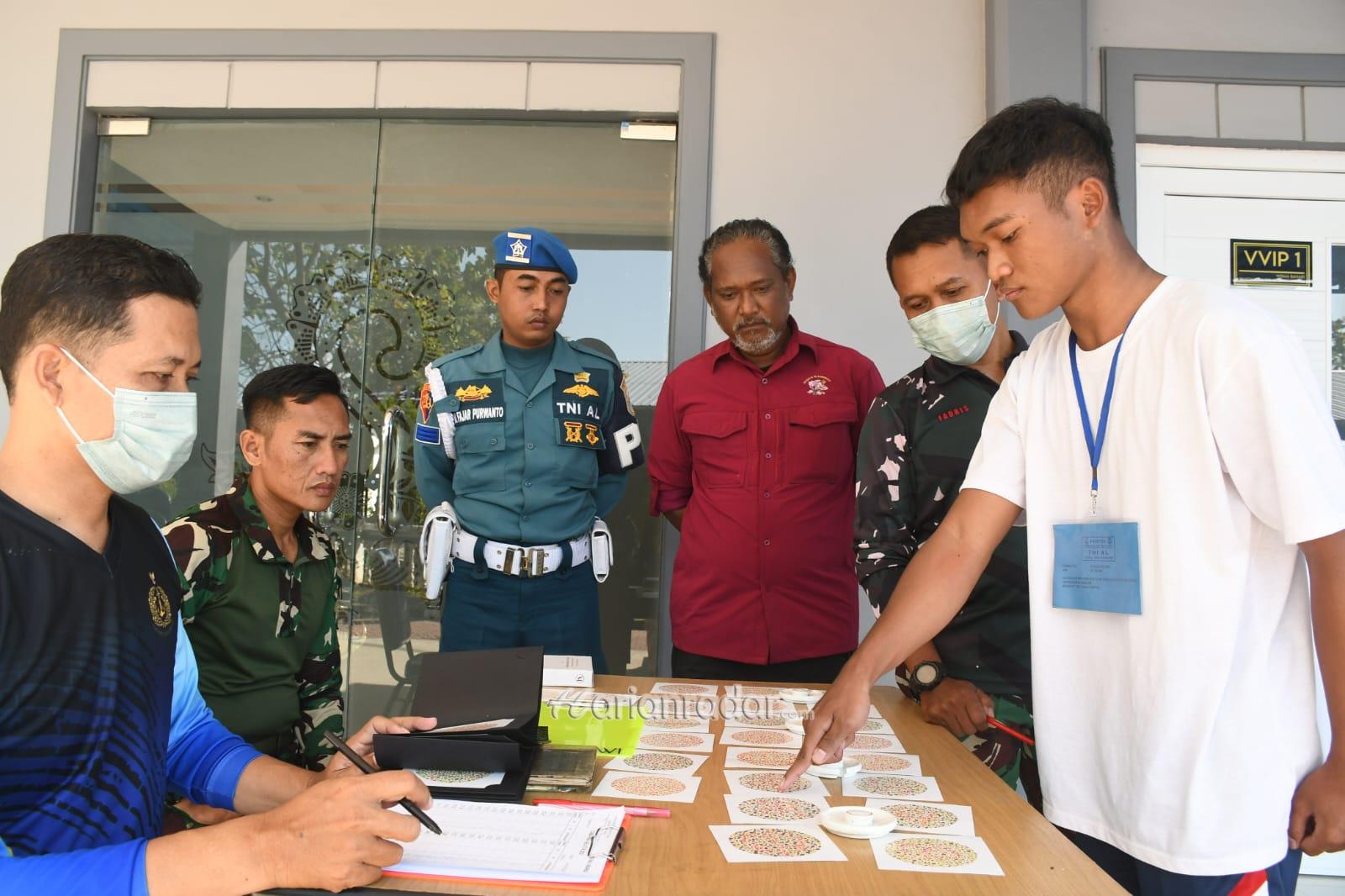 Foto : Seleksi Pemuda dan Pemudi Terbaik Untuk Menjadi Prajurit TNI AL, Sub Panda Lanal Banyuwangi Gelar Test Kesehatan