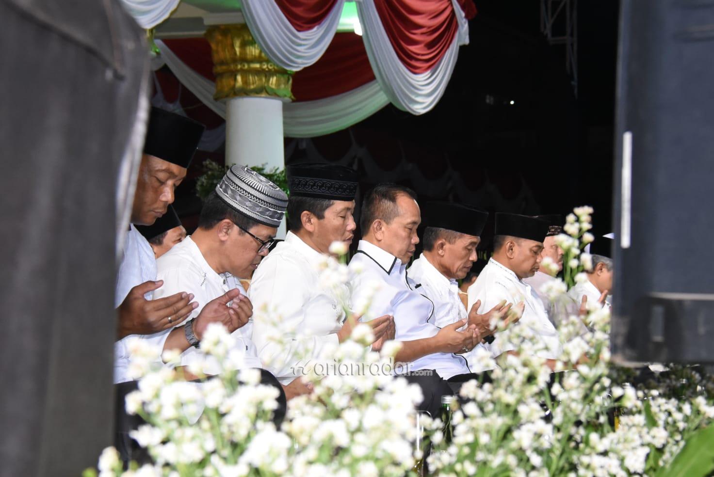 Foto : Jelang HUT RI Ke-78, Dankodikdukum Kodiklatal Hadiri Dzikir dan Shalawatan Bersama Forkopimda Jatim