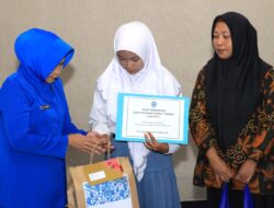 Ketua Gabungan Jalasenastri Kodiklatal Serahkan Dana Pendidikan Yalatri Kepada Anak Yatim 