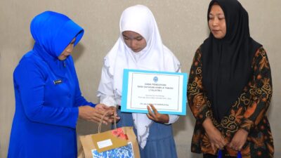 Foto : Ketua Gabungan Jalasenastri Kodiklatal Serahkan Dana Pendidikan Yalatri Kepada Anak Yatim 