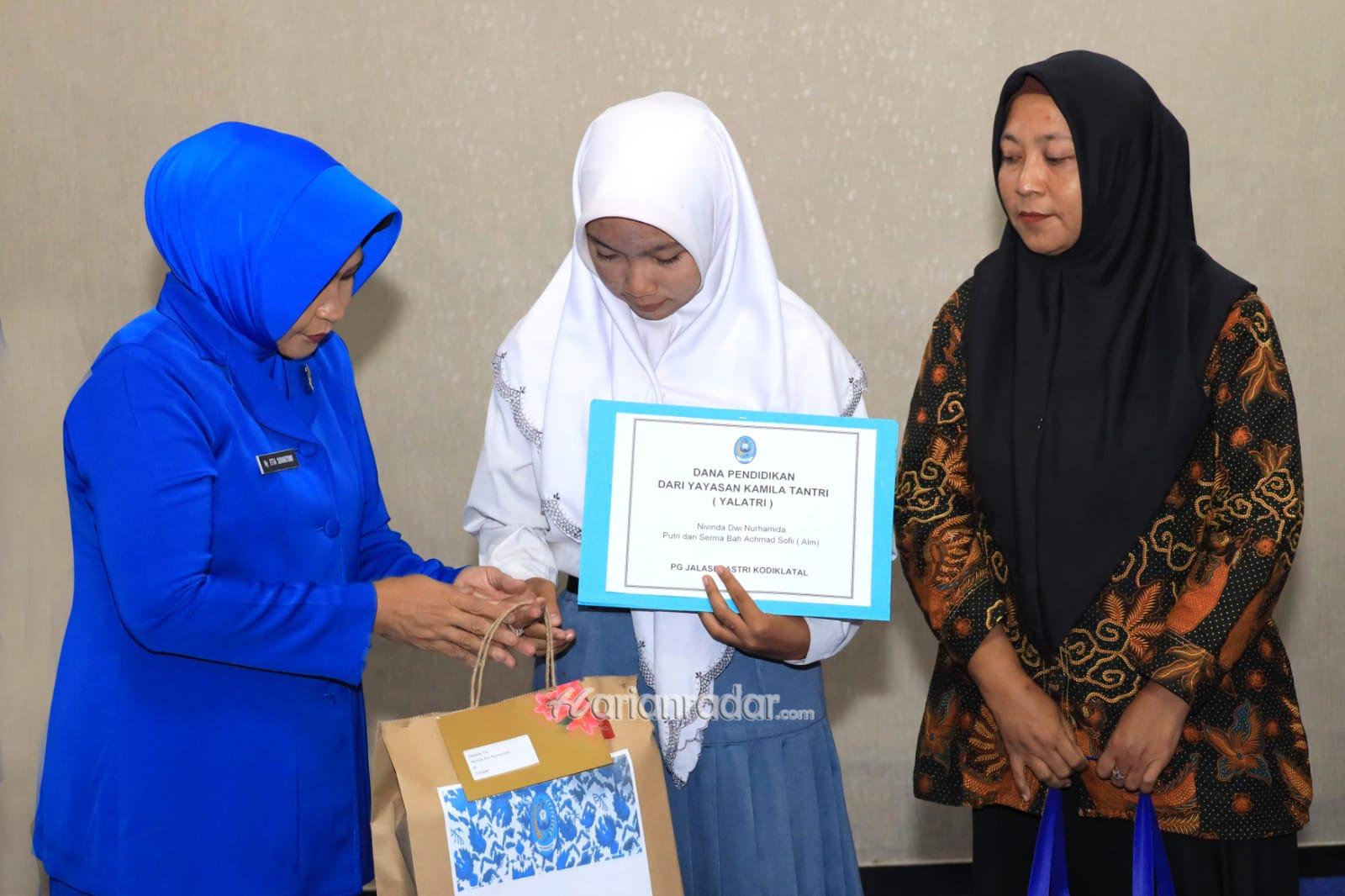 Foto : Ketua Gabungan Jalasenastri Kodiklatal Serahkan Dana Pendidikan Yalatri Kepada Anak Yatim 