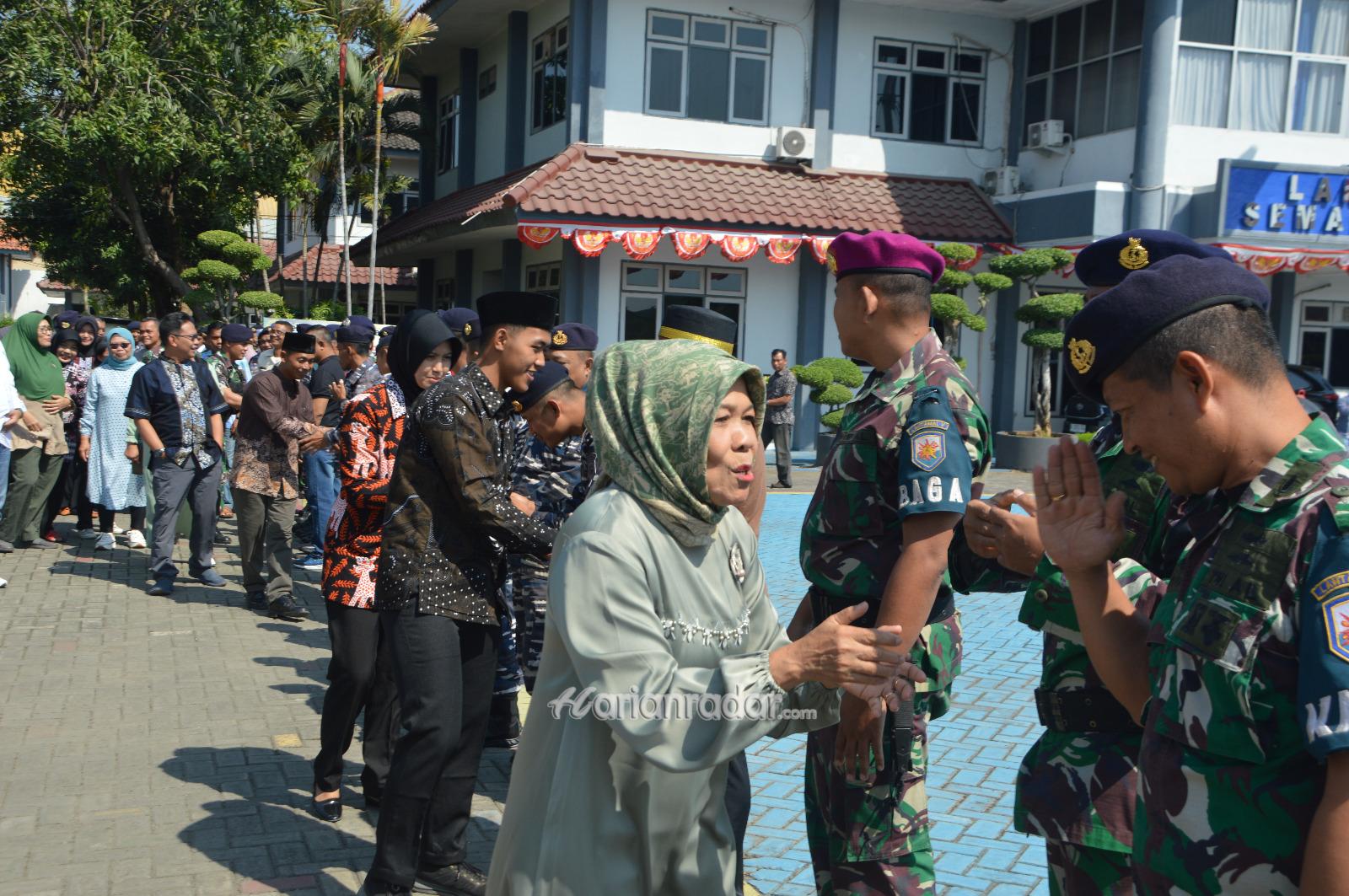 Foto : Danlanal Semarang Hantar Prajurit dan PNS yang akan Ibadah Umroh