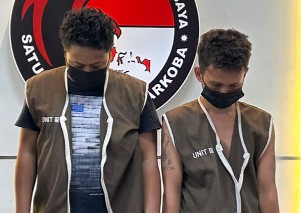 Dua pria MS (27) dan SA (27) penjual sabu ditangkap personel Satres Narkoba Polrestabes Surabaya.