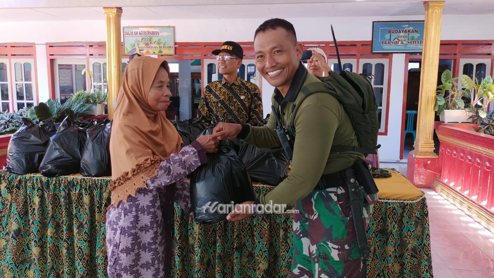 Foto : Aksi Sosial Tutup Lattek Berganda Siswa Dikmata TNI AL Angkatan XLIII/1 TA 2023
