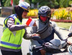 Satlantas Polrestabes Surabaya Bagikan Bendera Merah Putih ke Pengguna Jalan