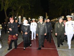 Gubernur Jatim Menghadiri Apel Kehormatan dan Renungan Suci di TMP Surabaya