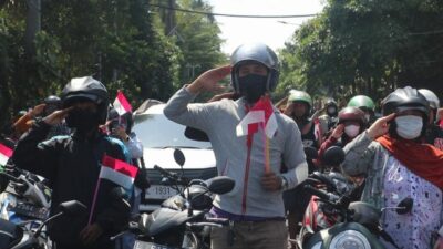 Detik-detik Pengibaran Bendera Merah Putih, Pengguna Jalan Diminta Berhenti dan Hormat.
