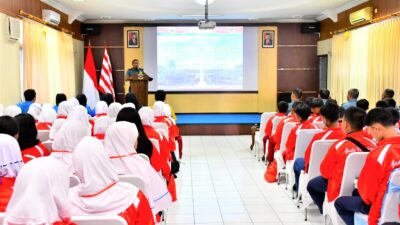 Foto : Lanal Cilacap Terima Kunjungan Siswa dan Siswi Berprestasi