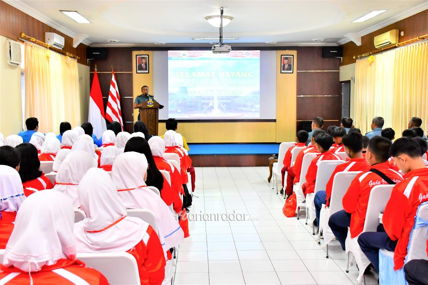 Foto : Lanal Cilacap Terima Kunjungan Siswa dan Siswi Berprestasi