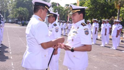 Foto : Resmi Sertijab, Jabatan Danpusdiktek Kodiklatal Kini Dijabat Kolonel Laut (T) Ivan Syafari