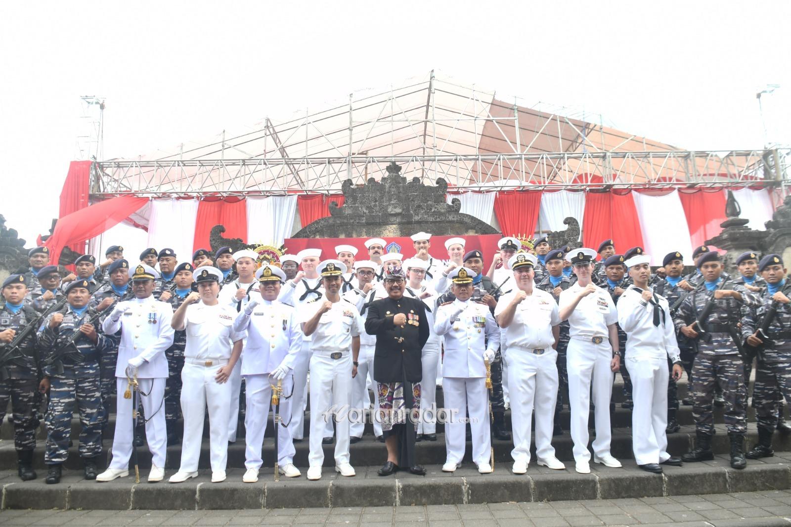 Foto : Kru Kapal Perang USS Howard (DDG-83) Turut Hadiri Upacara Peringatan HUT Kemerdekaan RI Ke-78 Di Denpasar
