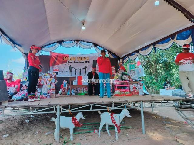 Semarak HUT RI Ke-78, Warga Desa Bangpendeh Gelar Jalan Sehat Sambil Tunjukkan Pesona Lomba Baju Unik