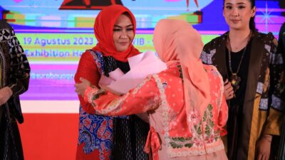 Foto : Dukung UMKM Surabaya, Jalasenastri Jadi Bintang Tamu Lomba Fashion Show OPD