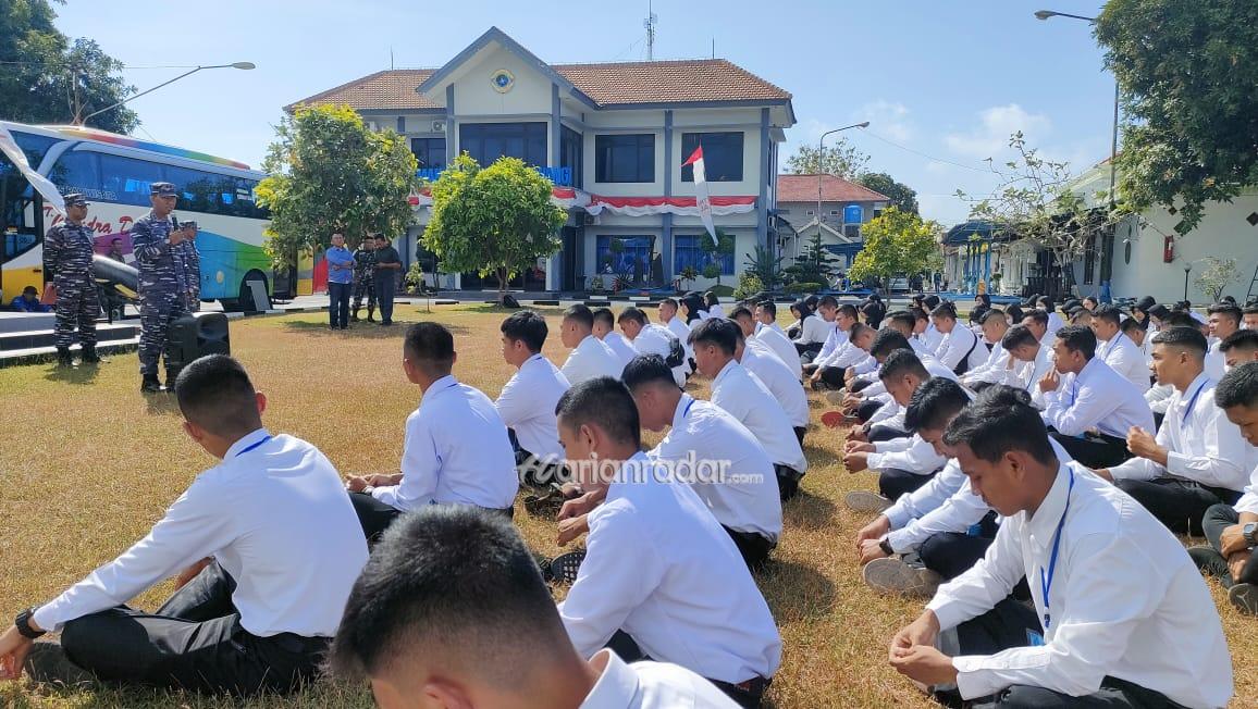 Foto : Danlanal Banyuwangi Lepas Keberangkatan Casis Bintara Pria dan Wanita PK TNI AL Gelombang II TA. 2023