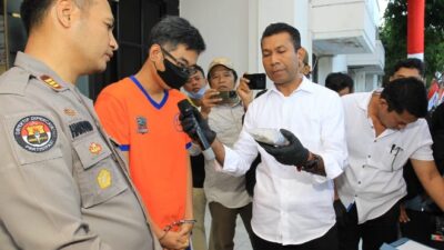 Polisi mengungkap peredaran ganja jenis liquid vape yang mengandung bahan aktif ganja. Cairan ganja itu yang dibeli oleh tersangka berinisial YRH (30) warga Sidoarjo, (foto:samsul-harianradar.com).