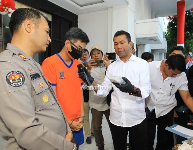Polisi mengungkap peredaran ganja jenis liquid vape yang mengandung bahan aktif ganja. Cairan ganja itu yang dibeli oleh tersangka berinisial YRH (30) warga Sidoarjo, (foto:samsul-harianradar.com).