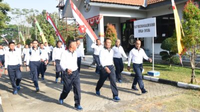 Jaga Kebugaran, Dankodiklatal Pilih Jalan Sehat Kelilingi Kawasan Kodikmar