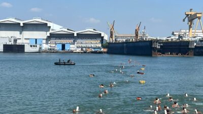 Foto : Tumbuhkan Jiwa Maritim Yang Kuat, Siswa Dikmaba TNI AL XLIII/1 TA. 2023 Latihan Renang Laut