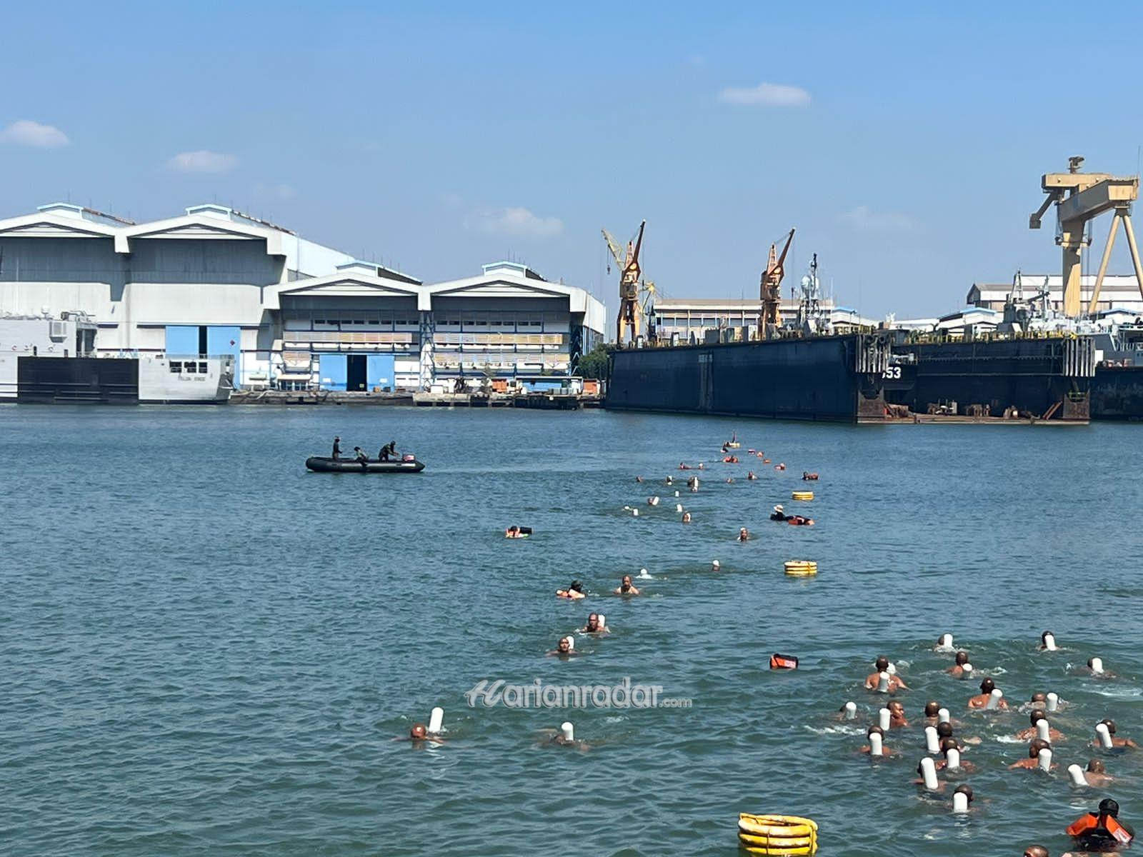 Foto : Tumbuhkan Jiwa Maritim Yang Kuat, Siswa Dikmaba TNI AL XLIII/1 TA. 2023 Latihan Renang Laut