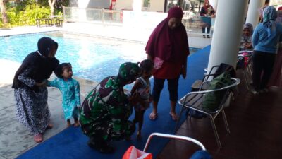 Foto : Babinsa Dampingi Balita Jalani Terapi Stunting Dengan Berenang