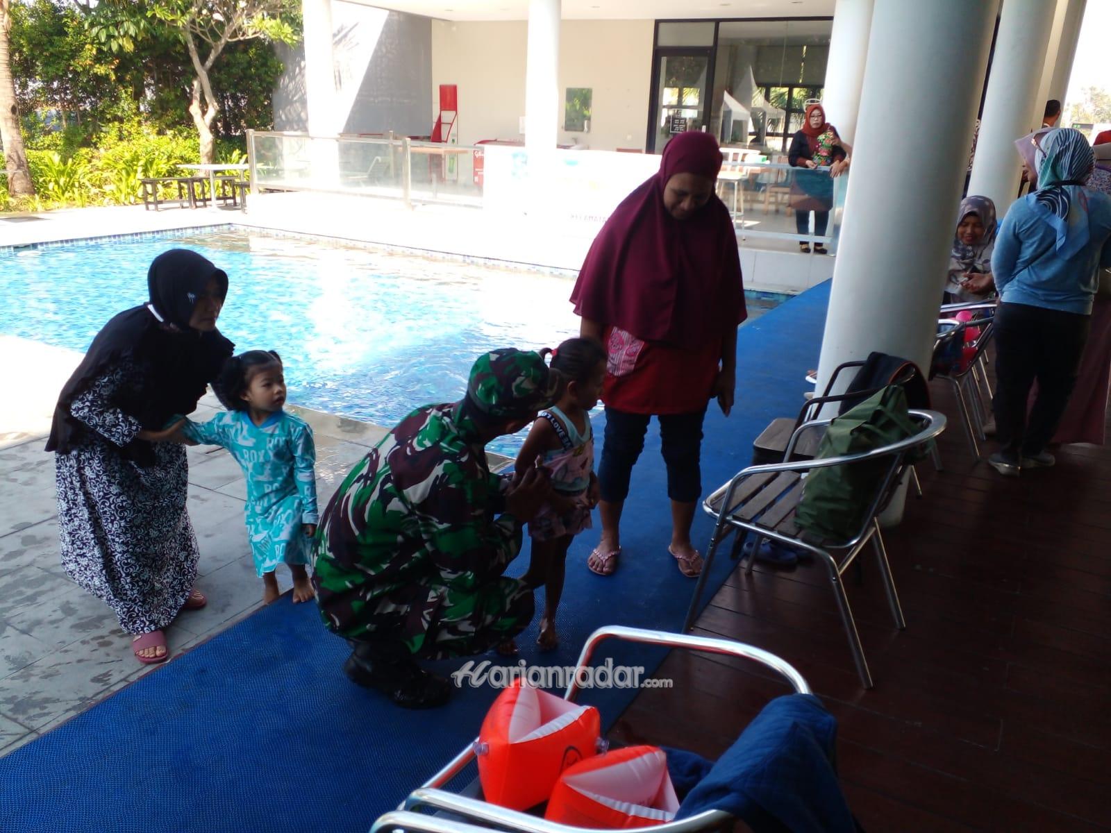 Foto : Babinsa Dampingi Balita Jalani Terapi Stunting Dengan Berenang