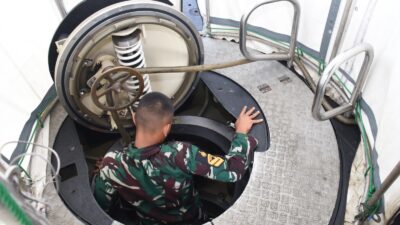 Foto : Aksi Pasukan Elite TNI AL Pukau Ratusan Peserta Integrasi Siswa Satdik-Satdik Kodiklatal