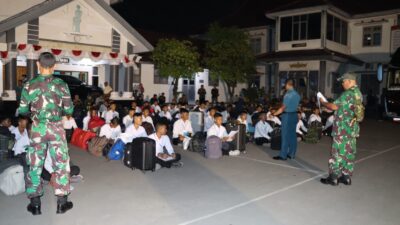 Foto : Danlanal Tegal Berangkatkan 78 Casis Bintara PK TNI AL Gelombang II Ke Surabaya