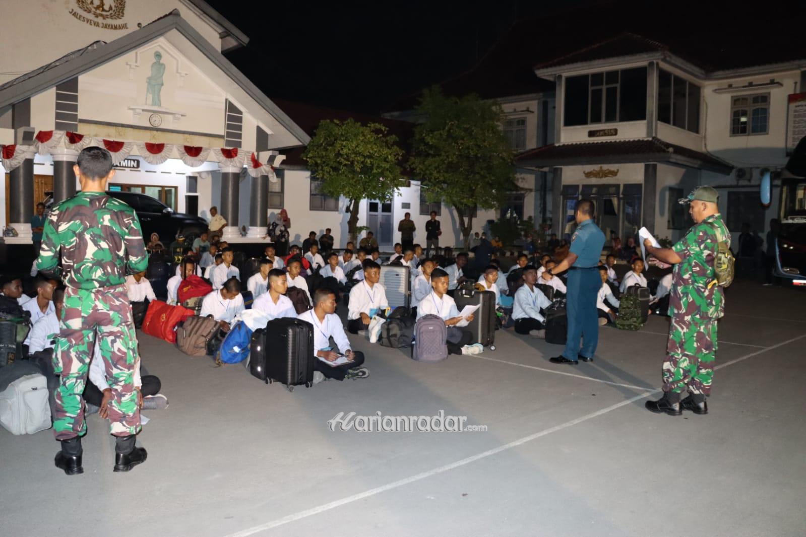 Foto : Danlanal Tegal Berangkatkan 78 Casis Bintara PK TNI AL Gelombang II Ke Surabaya