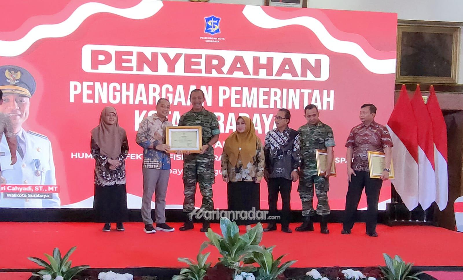 Foto : Dandim 0830/Surabaya Utara Terima Penghargaan Dari Walikota