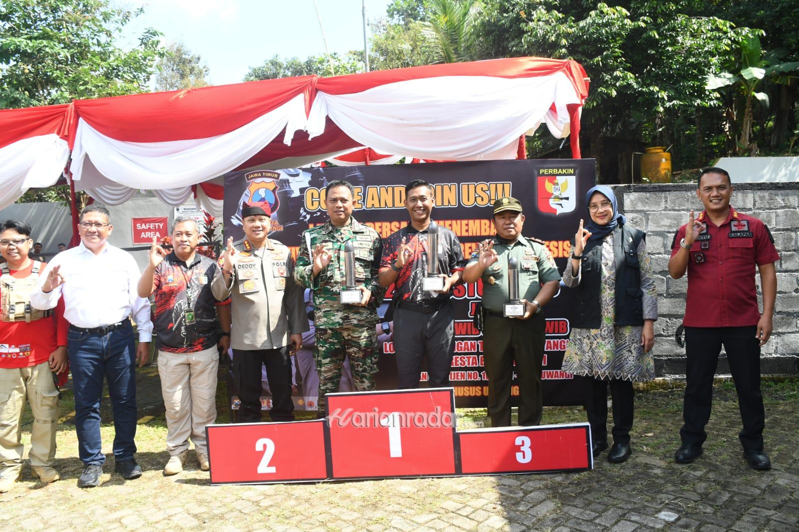 Foto : Danlanal Banyuwangi Raih Juara 1 Lomba Menembak Eksekutif Piala Kapolresta Banyuwangi