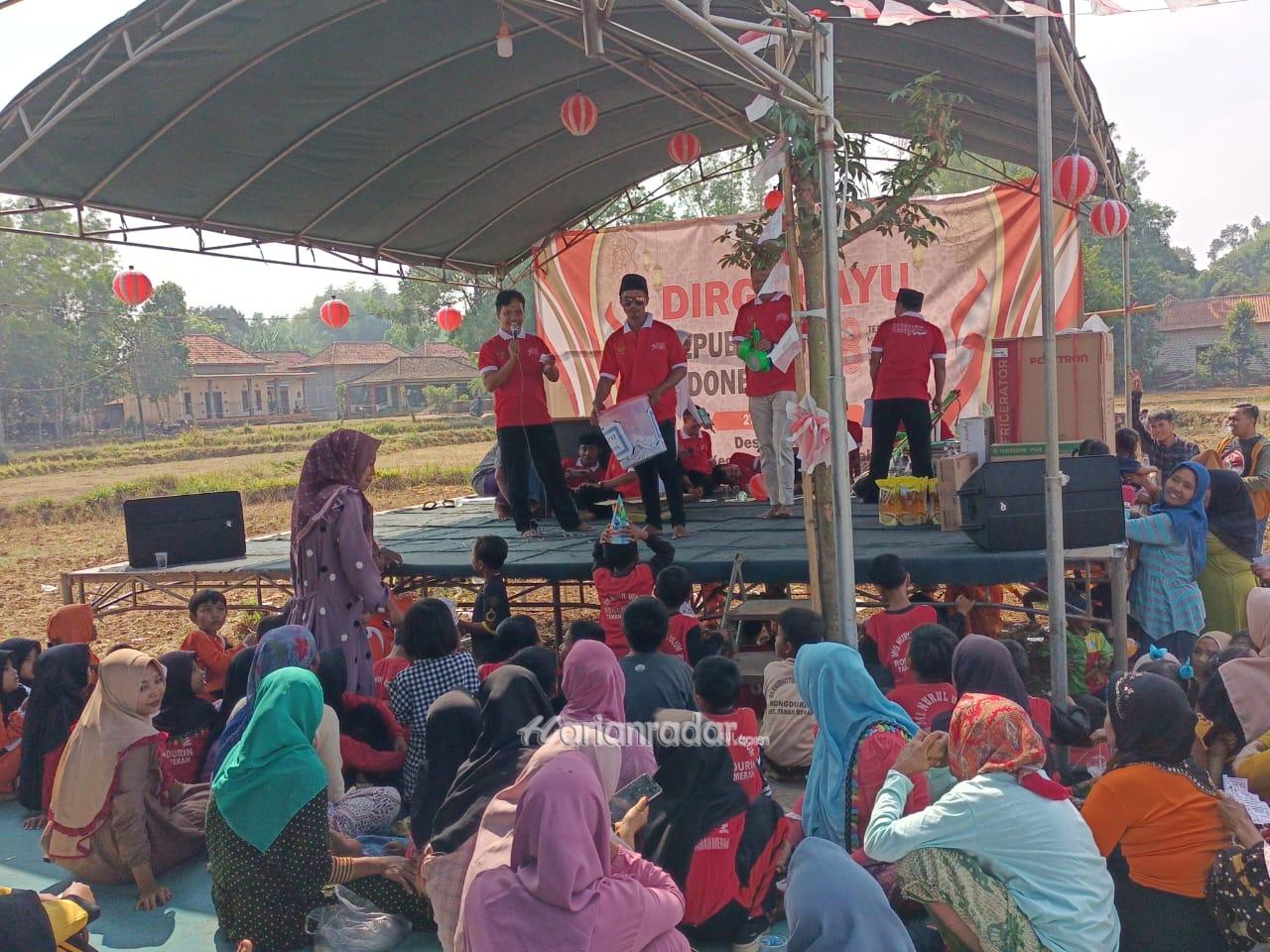 Foto : Panitia Jalan Sehat Desa Rongdurin Mengundi Doorprize