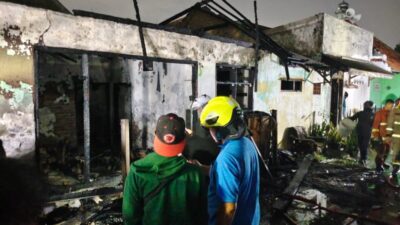 Satu rumah di Jetis Pertolongan No. 17 Wonokromo yang berdekatan dengan pos PJKA Surabaya pada Minggu (27/8/2023) ludes dilalap si jago merah.