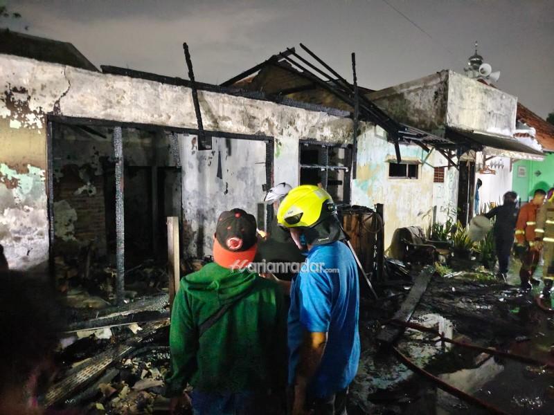 Satu rumah di Jetis Pertolongan No. 17 Wonokromo yang berdekatan dengan pos PJKA Surabaya pada Minggu (27/8/2023) ludes dilalap si jago merah.