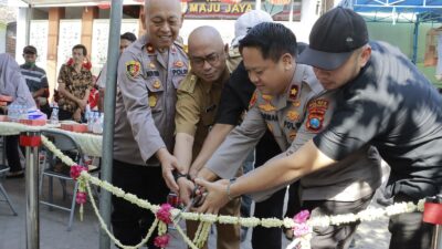 Wakapolres Pelabuhan Tanjung Perak Kompol Wahyu Norman didampingi Kapolsek Semampir Kompol Nur Suhud meresmikan Kampung Tangguh Bebas Narkoba