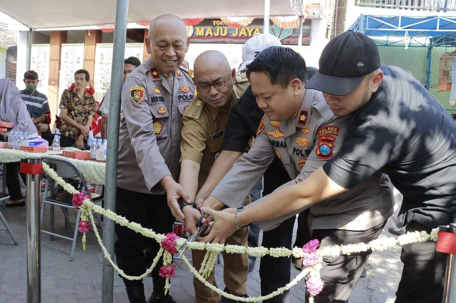 Wakapolres Pelabuhan Tanjung Perak Kompol Wahyu Norman didampingi Kapolsek Semampir Kompol Nur Suhud meresmikan Kampung Tangguh Bebas Narkoba