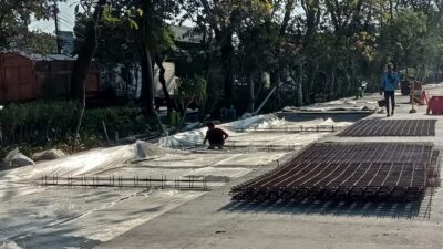 Foto : Lokasi Proyek Beton di Jalan Raya Dupak Rukun Surabaya