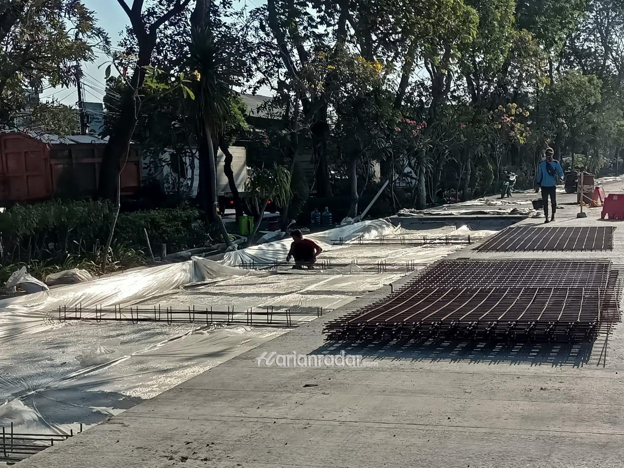 Foto : Lokasi Proyek Beton di Jalan Raya Dupak Rukun Surabaya