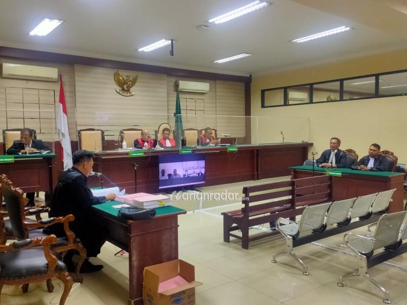 Dua terdakwa perkara korupsi pengadaan ikan beku di PT Perikanan Nusantara (Persero) dituntut hukuman penjara masing-masing 3 tahun dan 2,5 tahun.