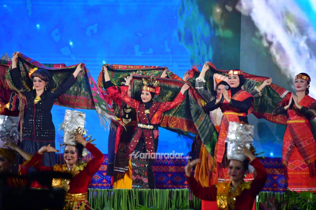 Foto : Ketua dan Pengurus Gabungan Jalasenastri Kodiklatal Hadiri Puncak Acara HUT Ke-77 Jalasenastri