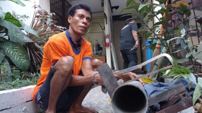Satu pelaku bernama Bernabs Benaka Bulu (24) warga Harona kalla Laboya Barat Sumba Barat saat ini diamankan di Mapolsek Sukolilo Surabaya, (foto:samsul-harianradar.com).