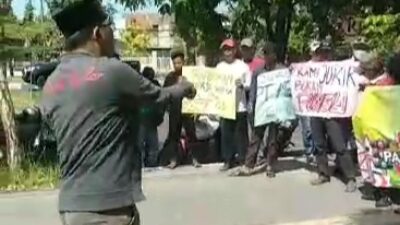 Foto: Orasi Hamim selaku Ketua LSM LPKAN (Lembaga Pengawas Kinerja Aparatur Negara)
