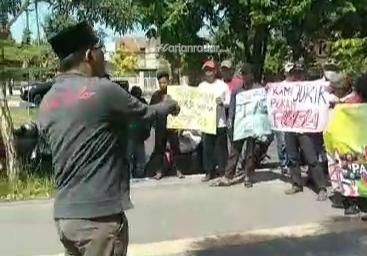 Foto: Orasi Hamim selaku Ketua LSM LPKAN (Lembaga Pengawas Kinerja Aparatur Negara)