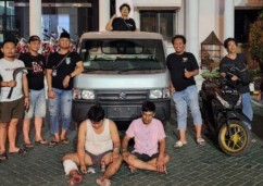 Kedua pelaku yang ditangkap adalah SM (32), warga Kalimas Baru, Surabaya dan AR (34), warga Gadel, Tandes, Surabaya. Sedangkan satu pelaku lain yang masih diburu polisi adalah MA'UD (DPO).