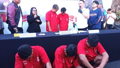 Tim Resmob Satreskrim Polrestabes Surabaya menangkap lima orang karyawan pergudangan di Lebak Rejo Tambaksari, Surabaya (foto:samsul-harianradar.com).
