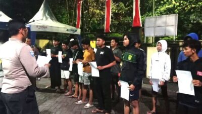 Tiga belas siswa pada saat diamankan di Kapolsek Wiyung Surabaya pada Jumat Sore.