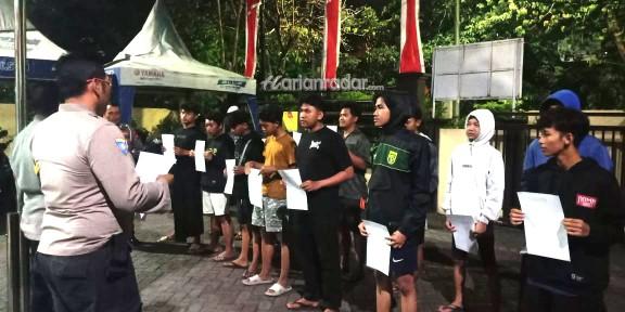 Tiga belas siswa pada saat diamankan di Kapolsek Wiyung Surabaya pada Jumat Sore.