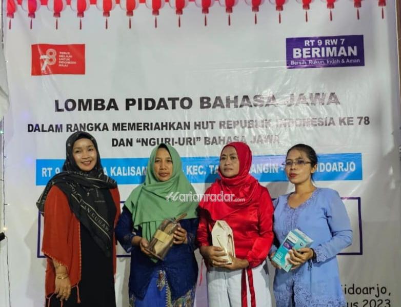 Ket gambar : Salah satu dewan juri, Bu Shelly (paling kiri) beserta para pemenang lomba