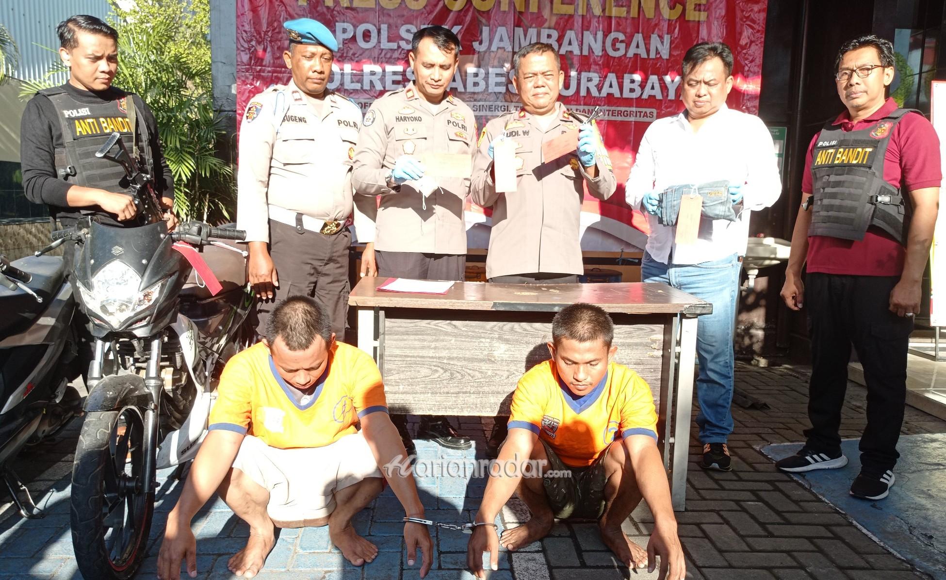 Dua pelaku spesialis pencurian kendaraan bermotor curanmor, bernama Tomi dan AM ditangkap tim Antibandit Polsek Jambangan Polrestabes Surabaya.(foto:samsul-harianradar.com).
