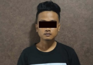 Seorang Mahasiswa Semester ll berinisial SK (26 tahun) warga Wonosari Baru Jalan Naga Banda Surabaya, diamankan polisi saat bermain judi online di warung kopi (warkop) Prapatan Jalan Bulak Rukem, Surabaya.